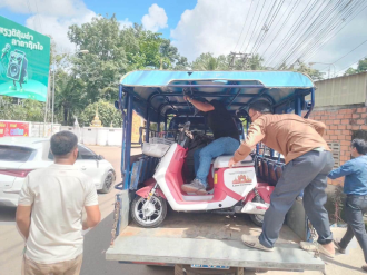 Sikhottabong District Collects Unauthorized Electric Scooters Blocking Roads